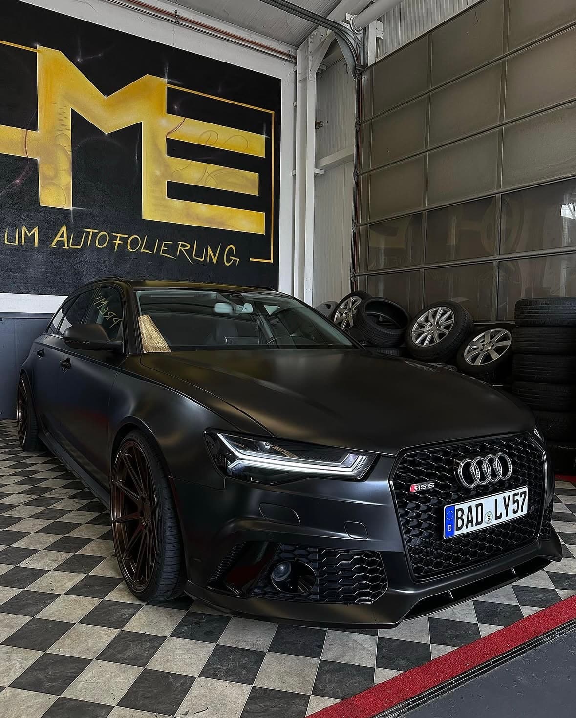 Audi RS6 Avant in mattschwarzer Vollfolierung in der HME Werkstatt