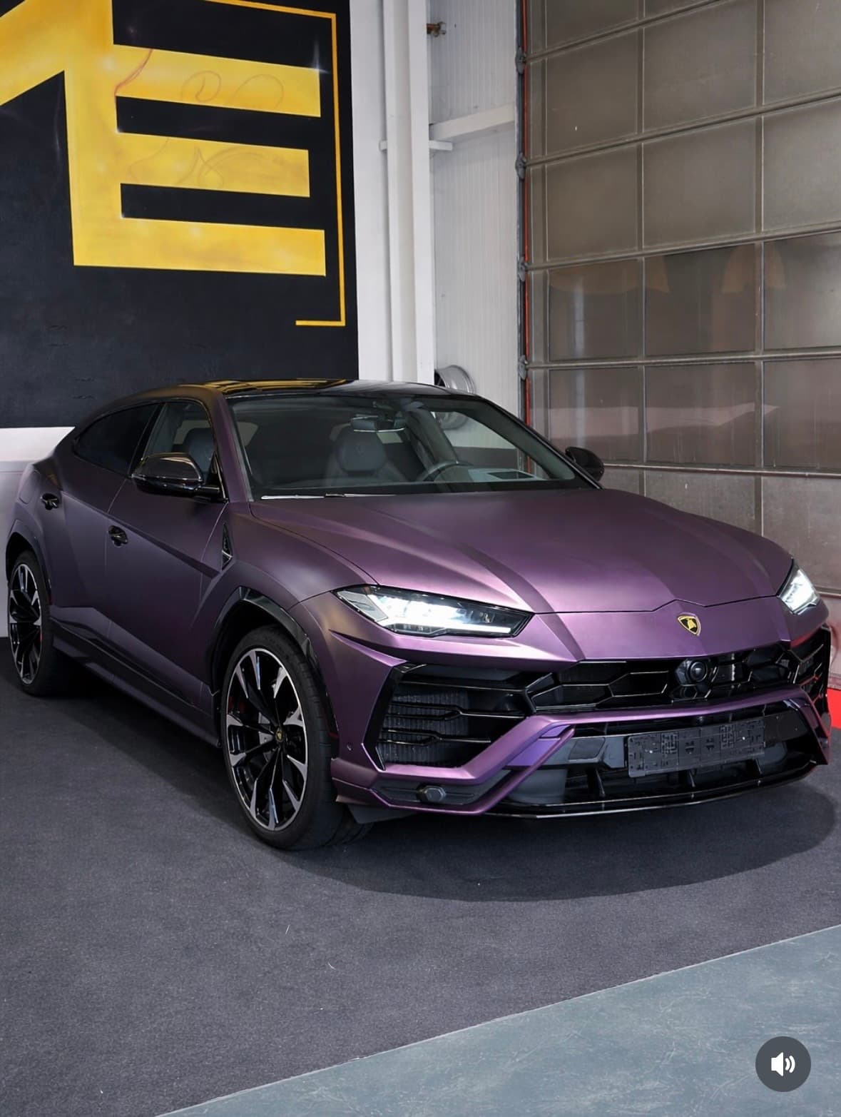 Lamborghini Urus in mattlila Vollfolierung