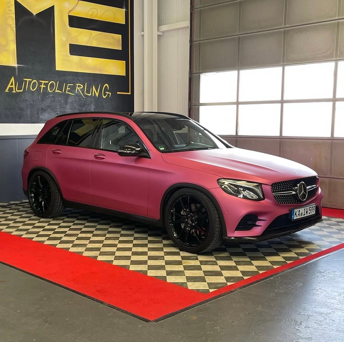 Mercedes-Benz GLC 43 AMG in mattem Pink