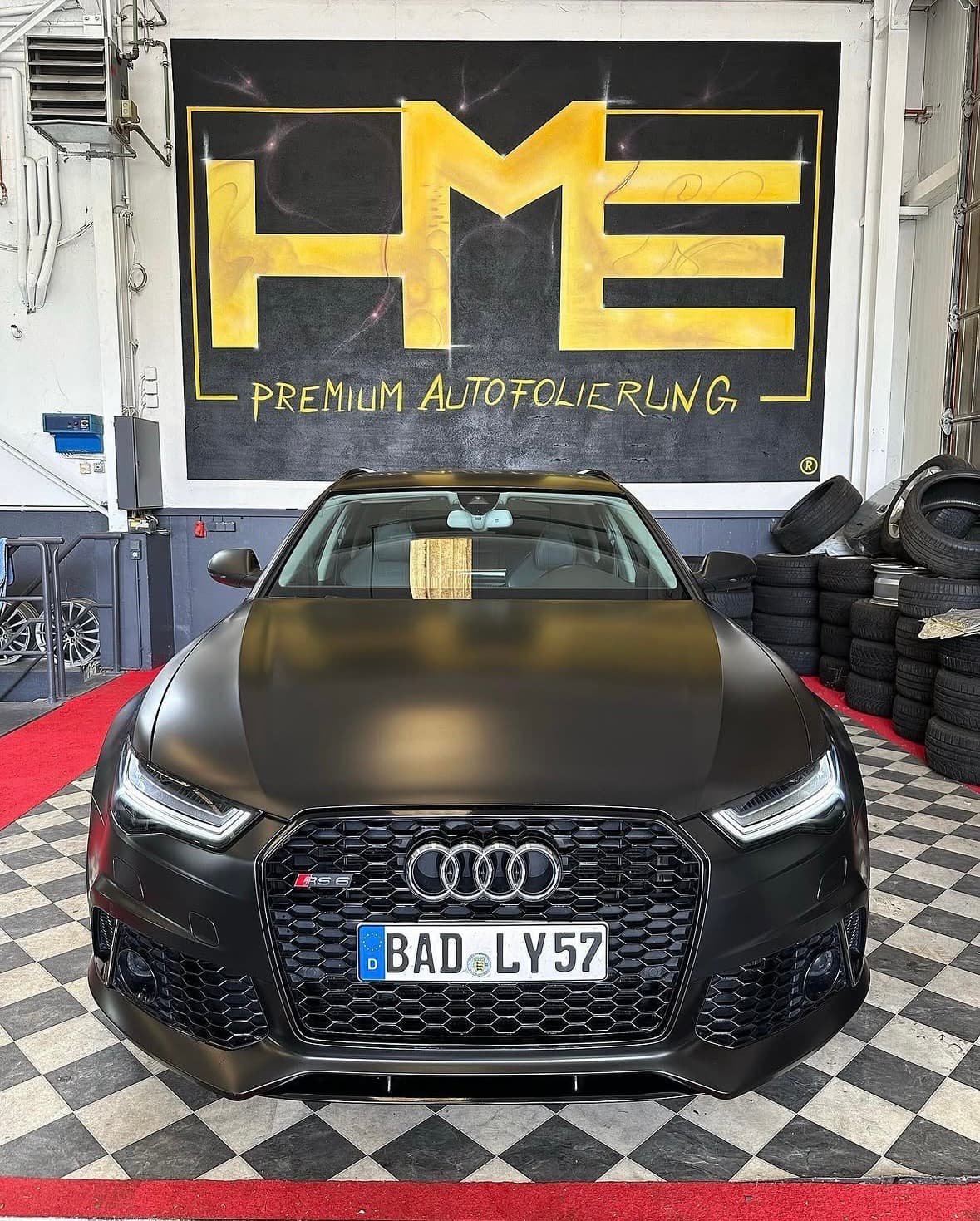 Audi RS6 Avant in mattschwarzer Vollfolierung, Frontansicht in der HME Werkstatt