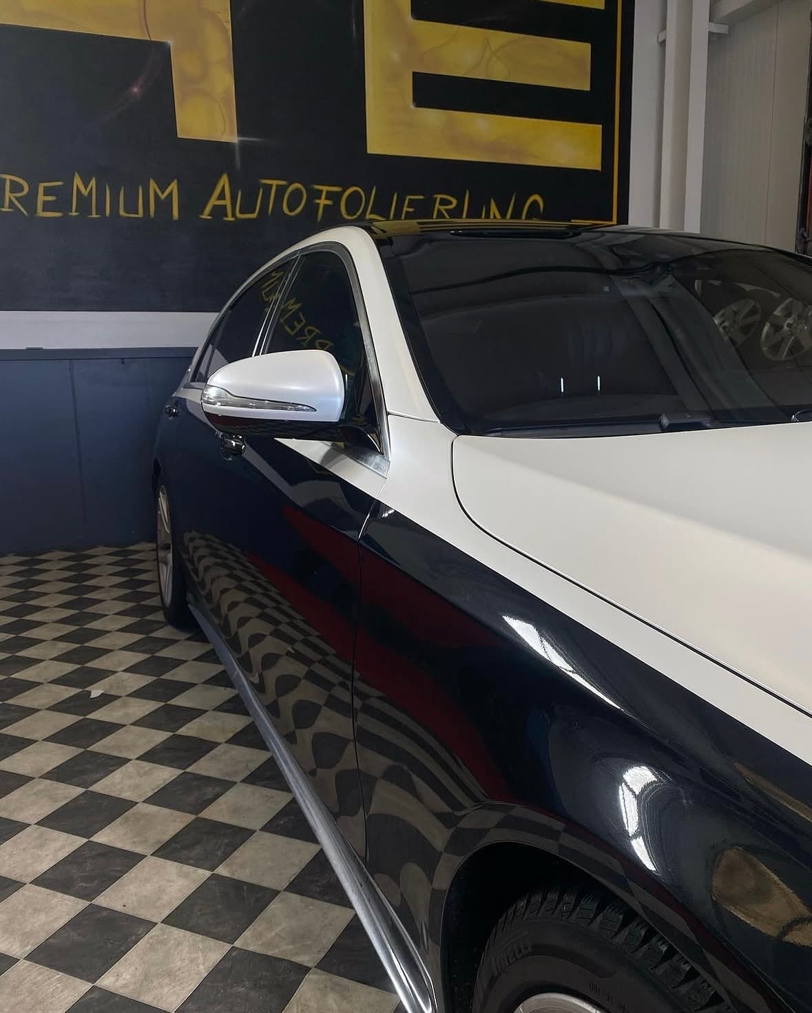 Mercedes-Maybach S-Klasse in schwarz-weißer Zweifarben-Folierung, Seitenansicht