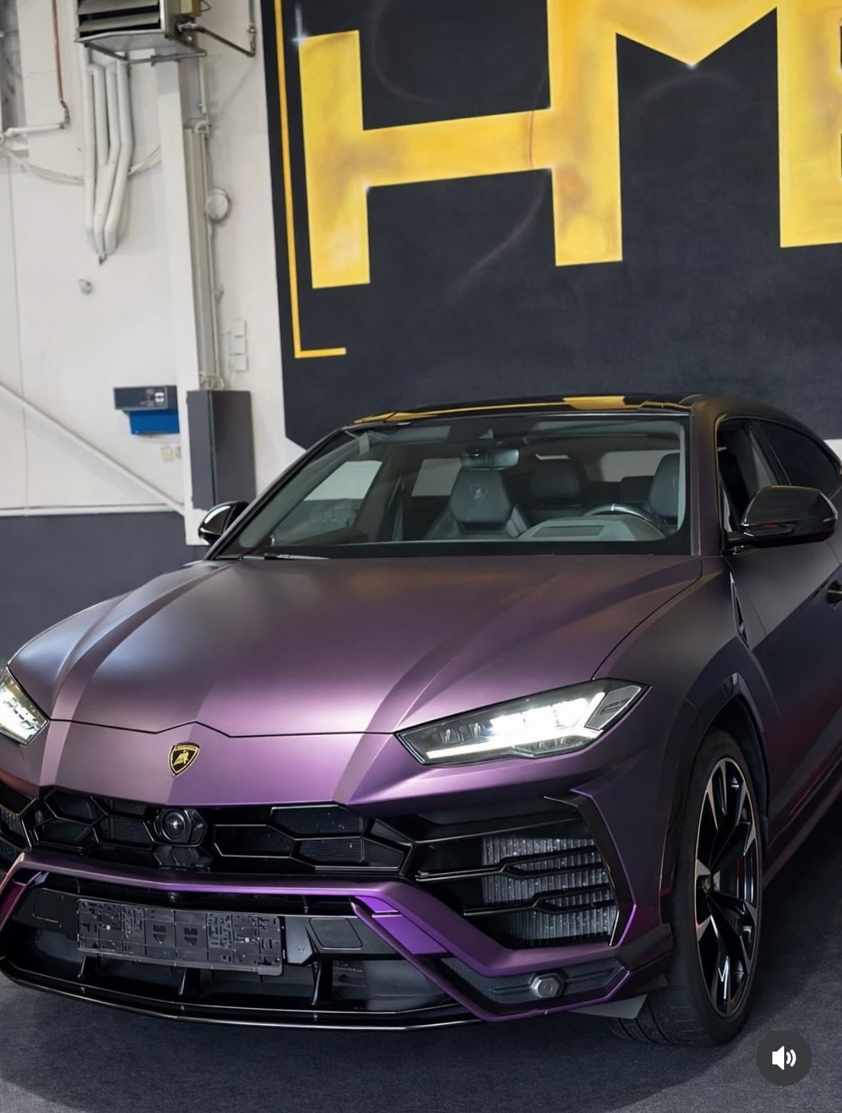Lamborghini Urus in mattlila Vollfolierung, Frontansicht in der HME Werkstatt