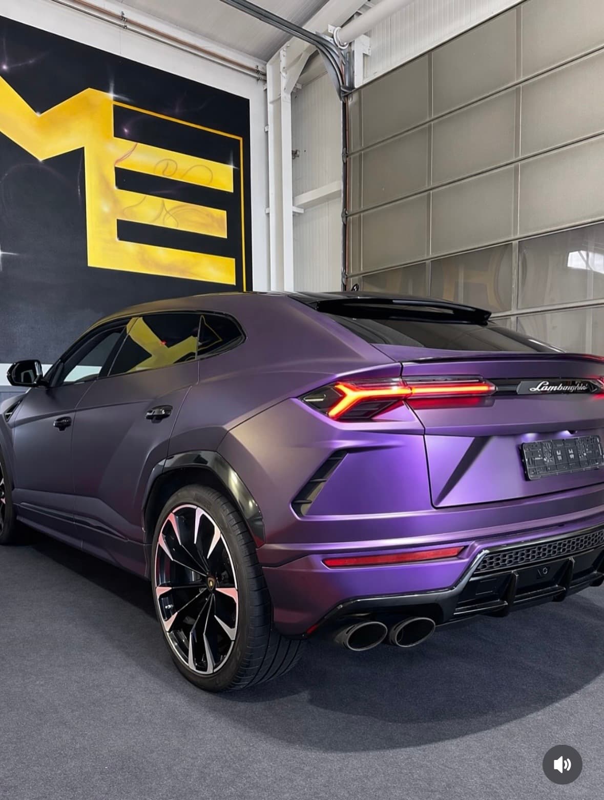 Lamborghini Urus in mattlila Vollfolierung in der HME Werkstatt